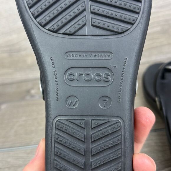 Crocs Sanrah Metallic Disc Women’s Size 7 Black Rubber Wedge Flip Flop Sandals - Picture 6 of 10